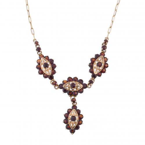 NECKLACE WITH GARNETS.