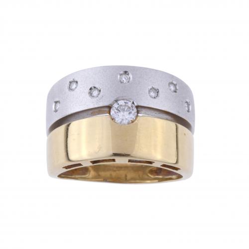 TWO-TONE WIDE RING WITH DIAMONDS.