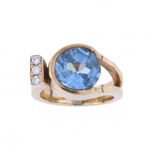 RING WITH A LARGE BLUE TOPAZ.