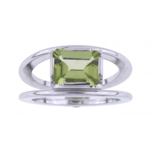 SORTIJA CON PERIDOTO.