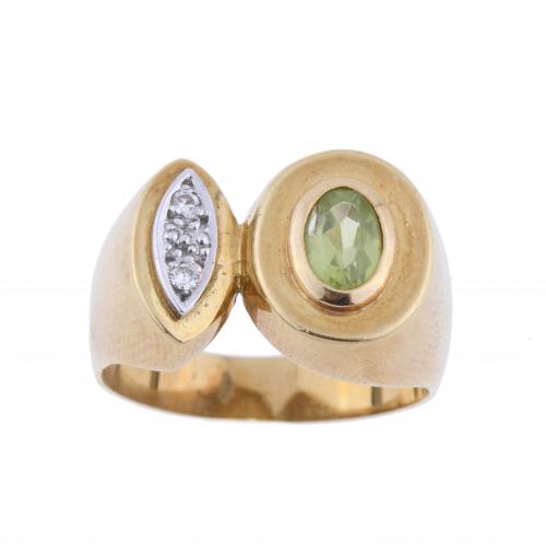 SORTIJA CON PERIDOTO Y DIAMANTES.