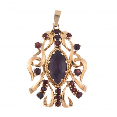 PENDANT WITH GARNETS.