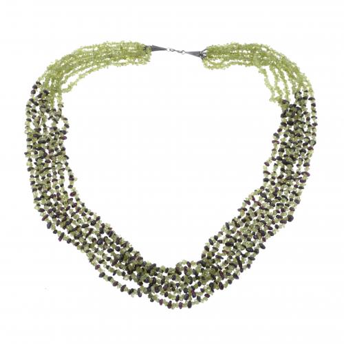 LONG NECKLACE WITH PERIDOTS AND GARNETS.