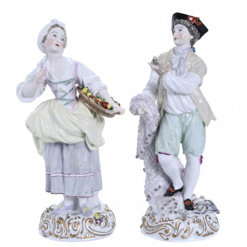 "VILLAGERS", PAIR OF PROBABLY GERMAN FIGURES, FIRST HALF OF THE 20TH CENTURY.