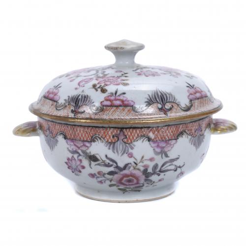 SMALL CHINESE SOUP TUREEN FOR EXPORT BY THE INDIAN COMPANY, 18TH CENTURY.