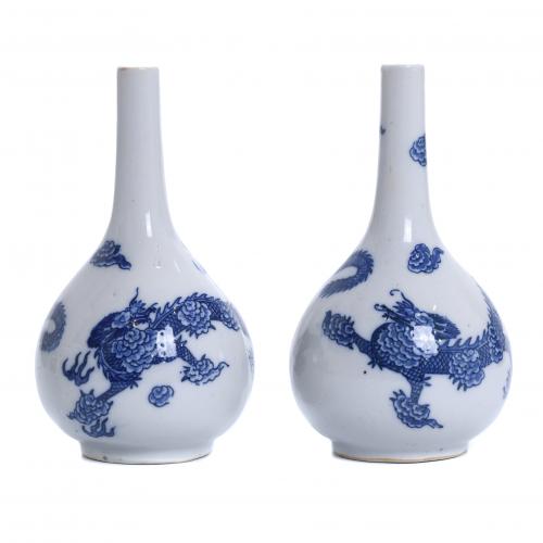 PAIR OF SMALL JAPANESE VASES, 19TH CENTURY.