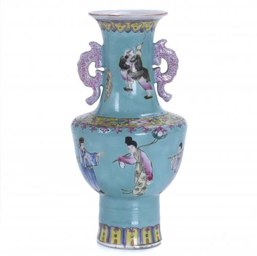 SMALL CHINESE REPUBLIC VASE, 1912-1949.