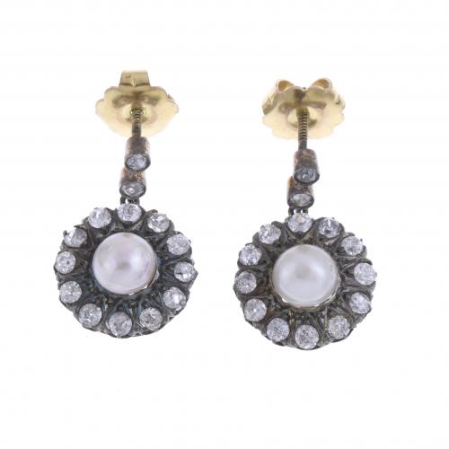 PENDIENTES LARGOS ROSETONES CON DIAMANTES Y PERLAS.