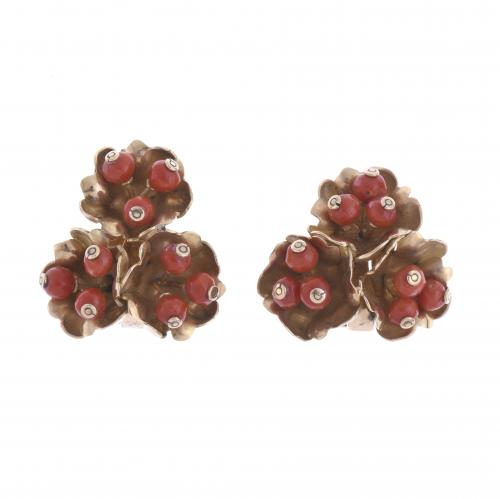 PENDIENTES FLORALES CON CORAL.