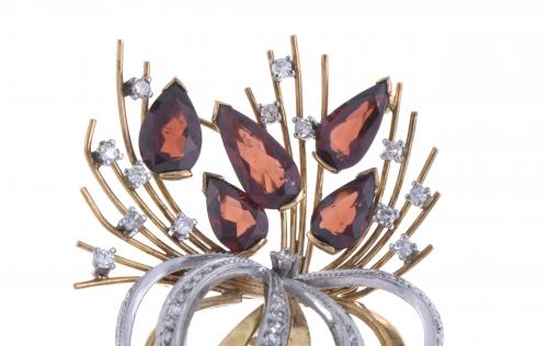 FLORAL BROOCH WITH GARNETS AND DIAMONDS.