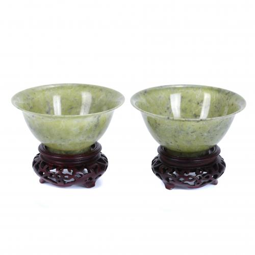 PAIR OF CHINESE BOWLS, MID 20TH CENTURY.