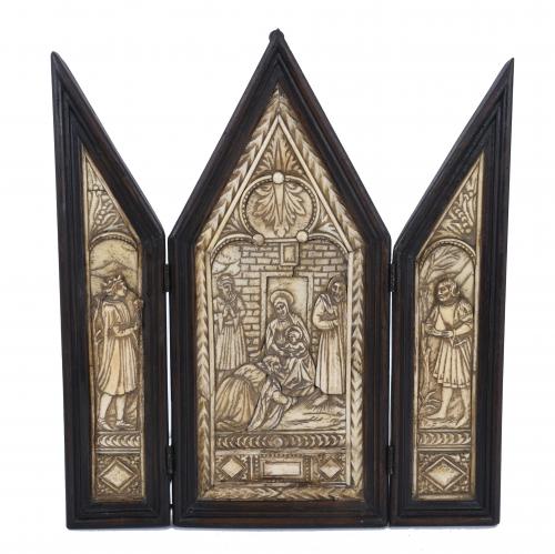 TABLETOP TRIPTYCH-ALTARPIECE, 20TH CENTURY. AFTER GOTHIC MODELS.