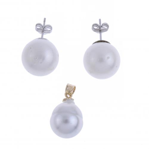 AUSTRALIAN PEARL EARRINGS AND PENDANT.