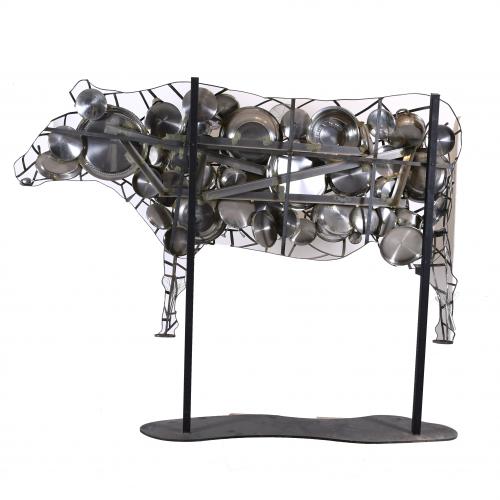 "VACA", ESCULTURA QUE DECORABA UNA DE LAS SALAS DEL EMBLEMÁ