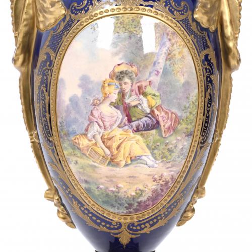 SÈVRES PORCELAIN VASE. 19TH CENTURY.