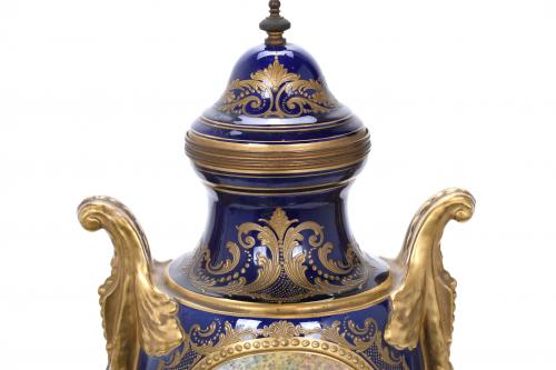 SÈVRES PORCELAIN VASE. 19TH CENTURY.