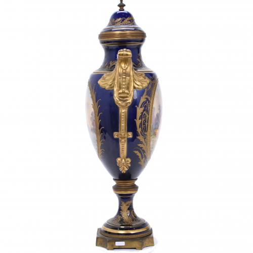 SÈVRES PORCELAIN VASE. 19TH CENTURY.