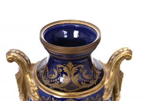 SÈVRES PORCELAIN VASE. 19TH CENTURY.