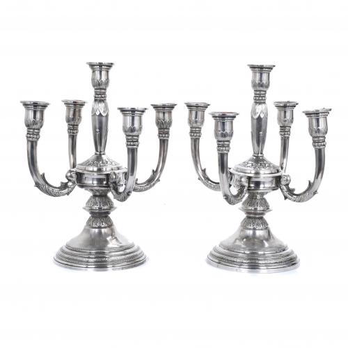 PAREJA DE CANDELABROS EN PLATA, SIGLO XX. 