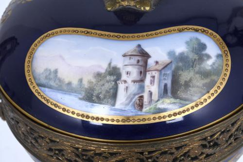 CENTRO DE MESA EN PORCELANA DE SÈVRES, ESTILO NAPOLEON III,