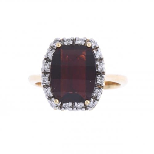 RING WITH GARNET AND DIAMONDS.