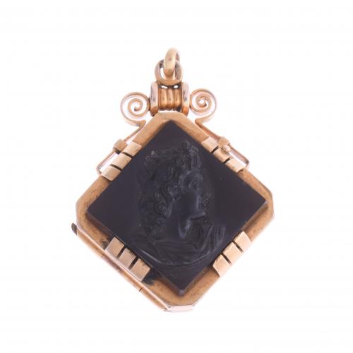 PICTURE FRAME PENDANT, EARLY 20TH CENTURY.