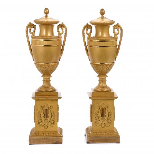 SIGUIENDO MODELOS DE PIERRE-PHILIPPE THOMIRE (1751-1843). PAREJA DE COPAS FRANCESAS EN FORMA DE TROFEO, CIRCA 1810-1815. 