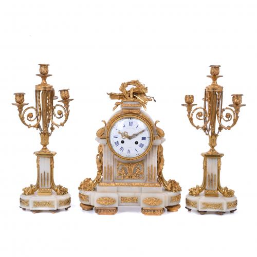 RELOJ DE SOBREMESA NAPOLEÓN III ESTILO LUIS XVI, CON GUARNICIÓN, 1850-1880.