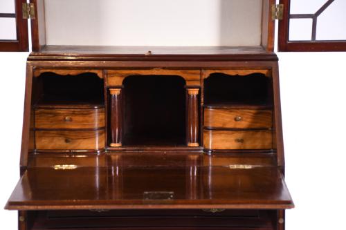 SMALL GEORGE II STYLE DISPLAY CABINET, 20TH CENTURY. 