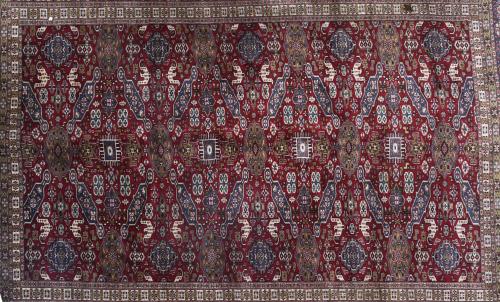 PERSIAN STYLE CARPET, 20TH CENTURY.