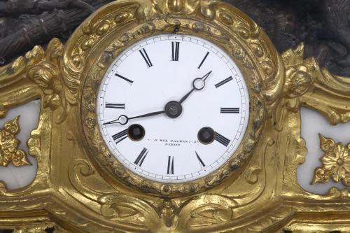 RELOJ DE SOBREMESA NAPOLEÓN III CON GUARNICIÓN, REPRESENTAN