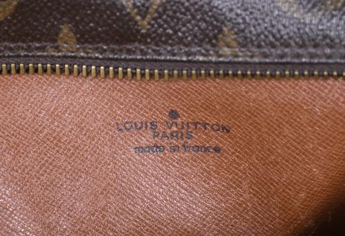 LOUIS VUITTON. BOLSA DE HOMBRO MODELO "DANUBE", CIRCA 1990. 