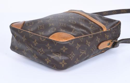 LOUIS VUITTON. BOLSA DE HOMBRO MODELO "DANUBE", CIRCA 1990. 