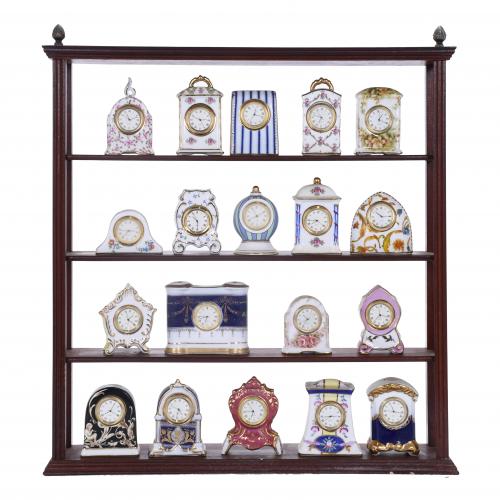 COLECCIÓN DE DIECINUEVE PEQUEÑOS RELOJES DE SOBREMESA EN PORCELANA, SIGLO XX.