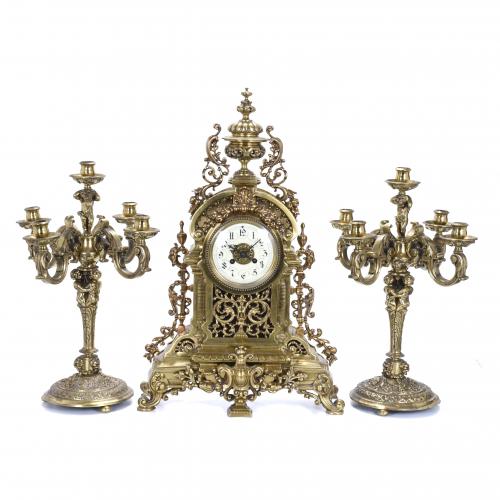 NAPOLEON III STYLE TABLE CLOCK WITH DECORATION, 20TH CENTURY. 