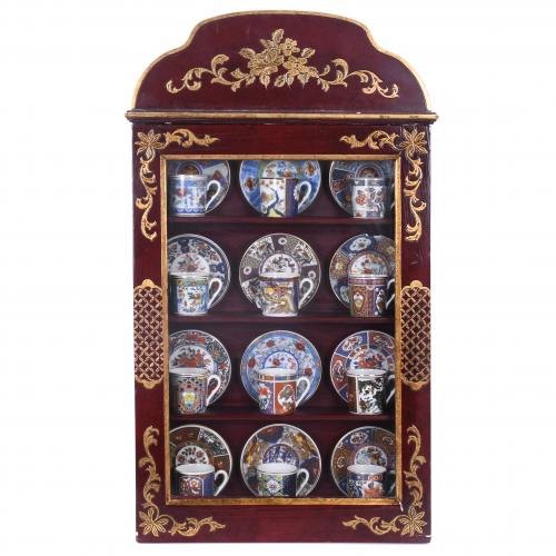 DISPLAY CABINET WITH A COLLECTION OF CUPS AND SAUCERS, 20TH CENTURY. 