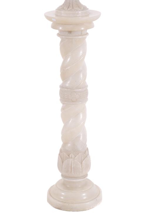 COLUMNA DECORATIVA CON JARRA EN ALABASTRO, SIGLO XX. 