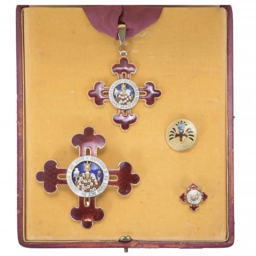 CONDECORACIÓN, BROCHE Y PIN POR MERITOS DE LA ORDEN ALFONSO X EL SABIO, 1975.