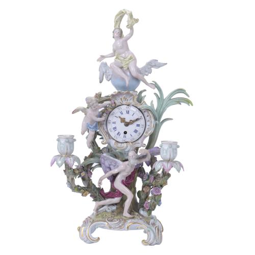 616-MANUFACTURA MEISSEN. RELOJ DE SOBREMESA CON REPRESENTACIÓN DE ESCENA MITOLÓGICA, CIRCA 1880.