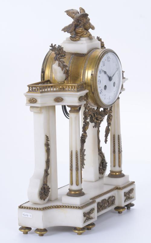 RELOJ DE SOBREMESA EN PÓRTICO NAPOLEÓN III.