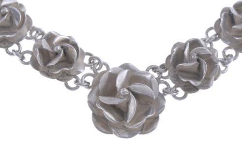 SILVER NECKLACE FORMING ROSES.