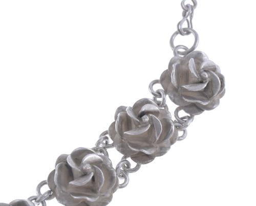 SILVER NECKLACE FORMING ROSES.