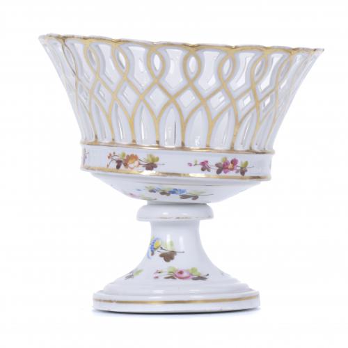 PORCELAIN CENTREPIECE, 20TH CENTURY.