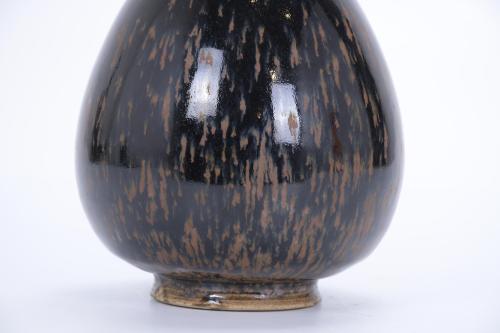 20TH CENTURY CHINESE SCHOOL. VASE.