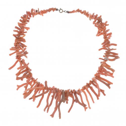 COLLAR DE RAMAS DE CORAL ROJO.