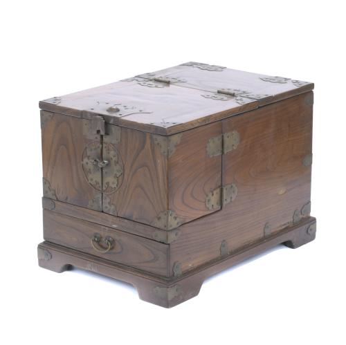 LATE QING DYNASTY, 19TH CENTURY. TABLE-TOP DRESSER.