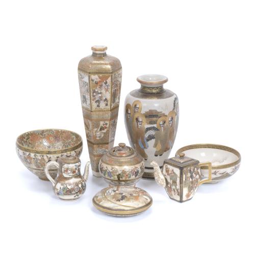 EIGHT SATSUMA-STYLE JAPANESE PORCELAIN ITEMS, 20TH CENTURY.