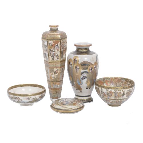 EIGHT SATSUMA-STYLE JAPANESE PORCELAIN ITEMS, 20TH CENTURY.