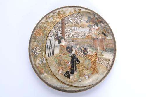 EIGHT SATSUMA-STYLE JAPANESE PORCELAIN ITEMS, 20TH CENTURY.