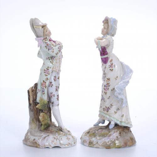 PAREJA DE FIGURAS EN PORCELANA, SIGLO XX.